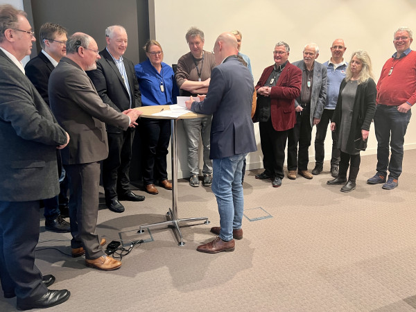 Die Vertreter der Gründungsmitglieder unterschreiben die Satzung des neuen Deutschen Hörverbands.